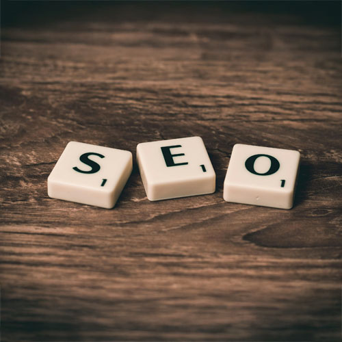 SEO mit Scrabble-Buchstaben geschrieben