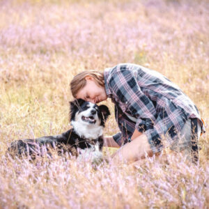 Maya+ich, Border-Collie wird von mir sanft gestreichelt